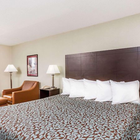 Days Inn By Wyndham Hendersonville Exterior photo