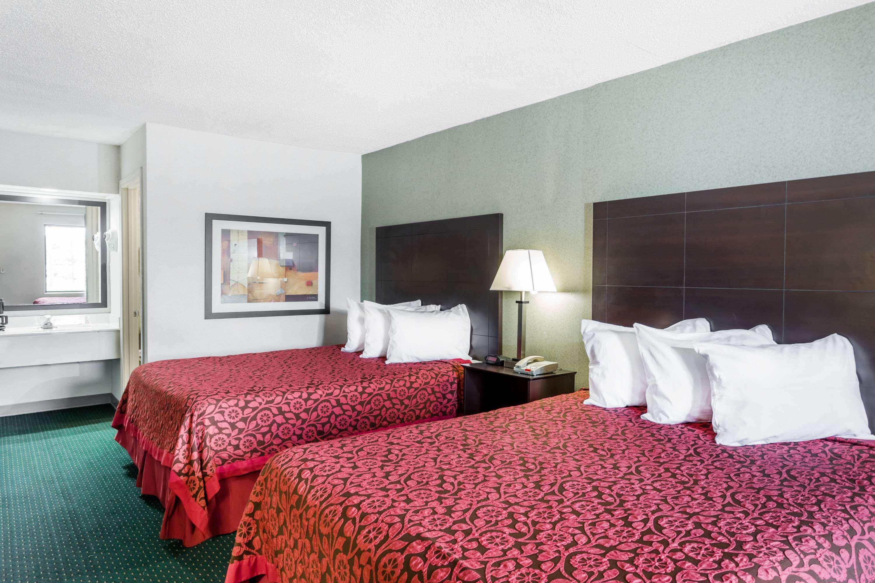 Days Inn By Wyndham Hendersonville Exterior photo