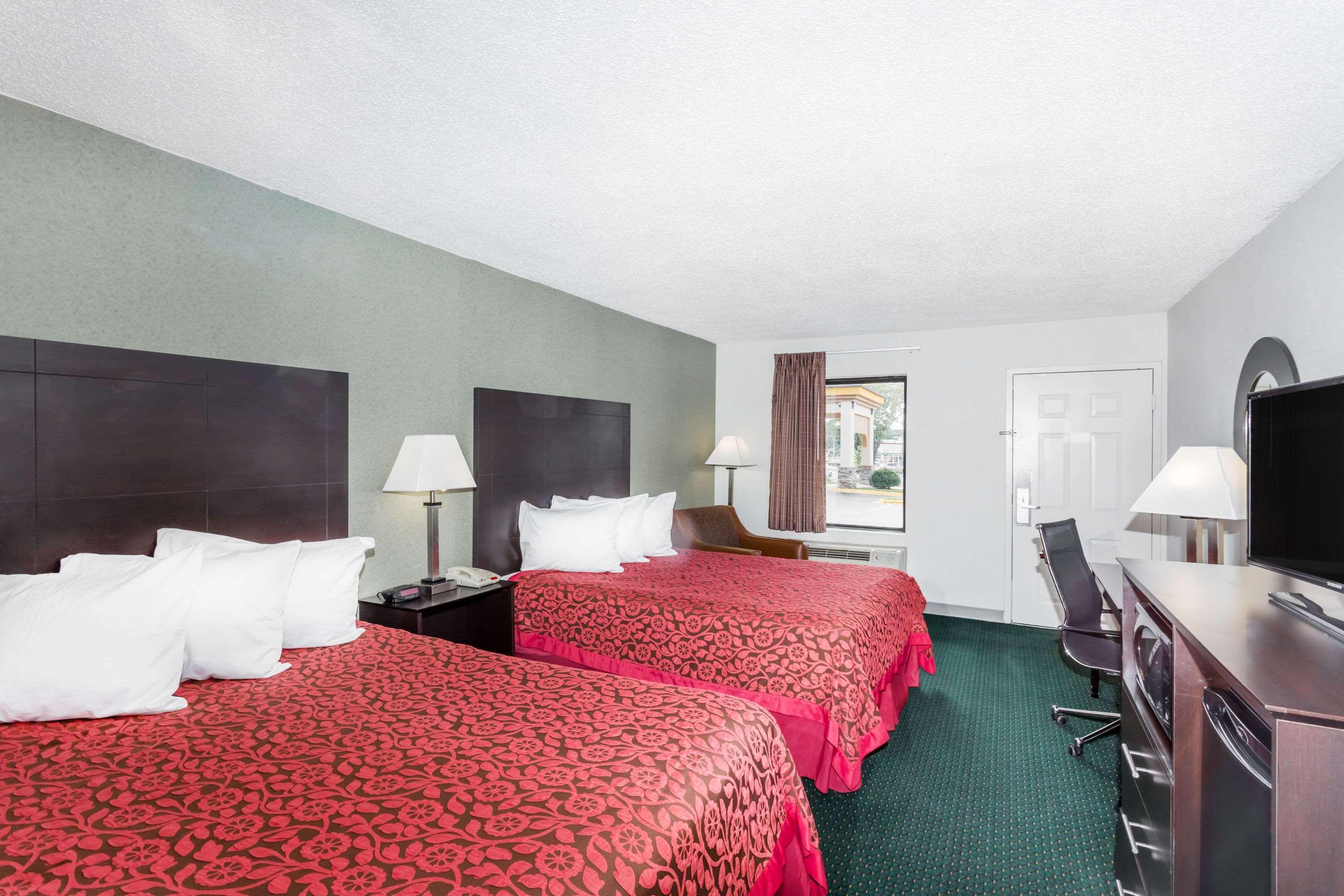 Days Inn By Wyndham Hendersonville Exterior photo
