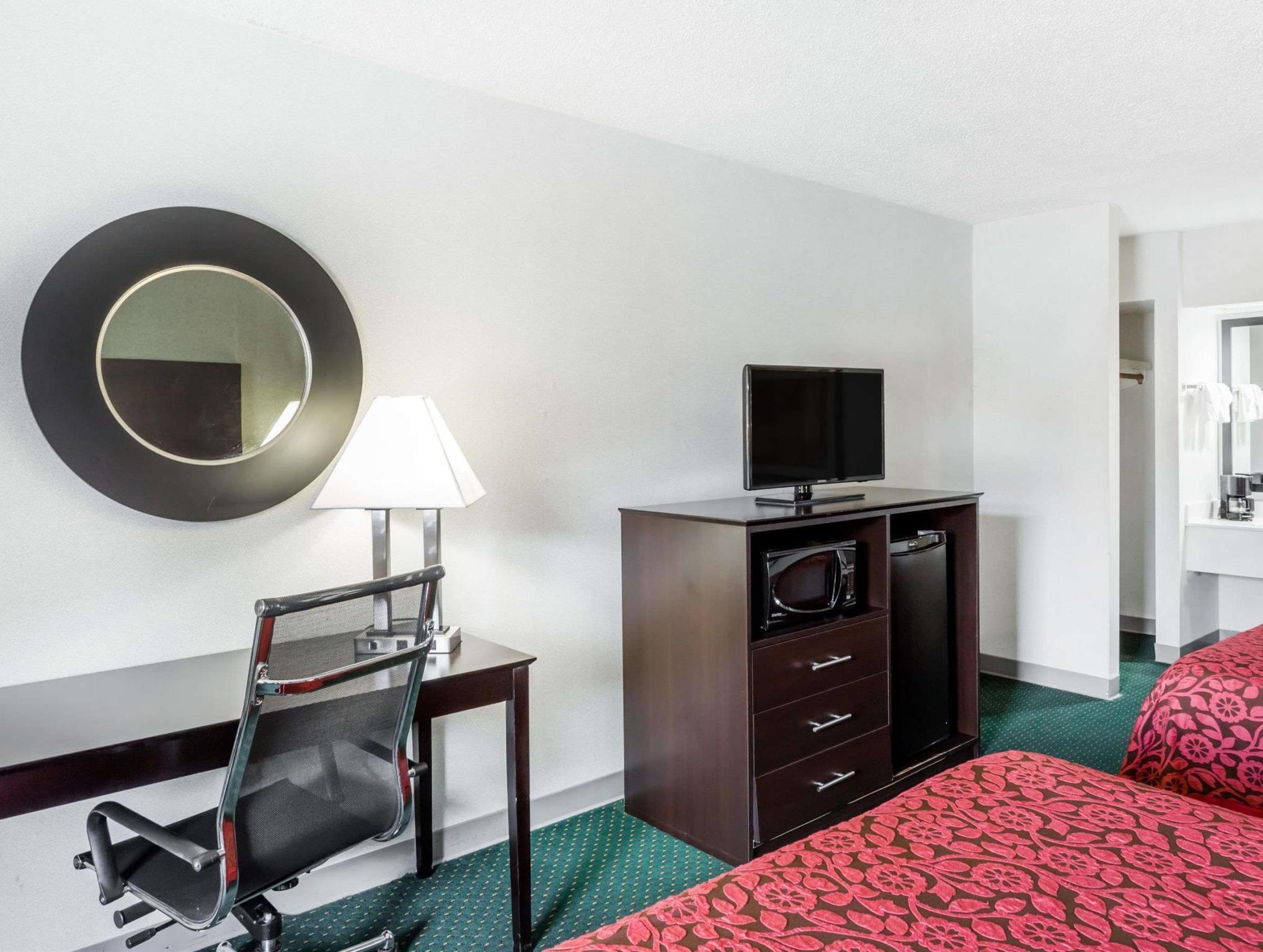 Days Inn By Wyndham Hendersonville Exterior photo