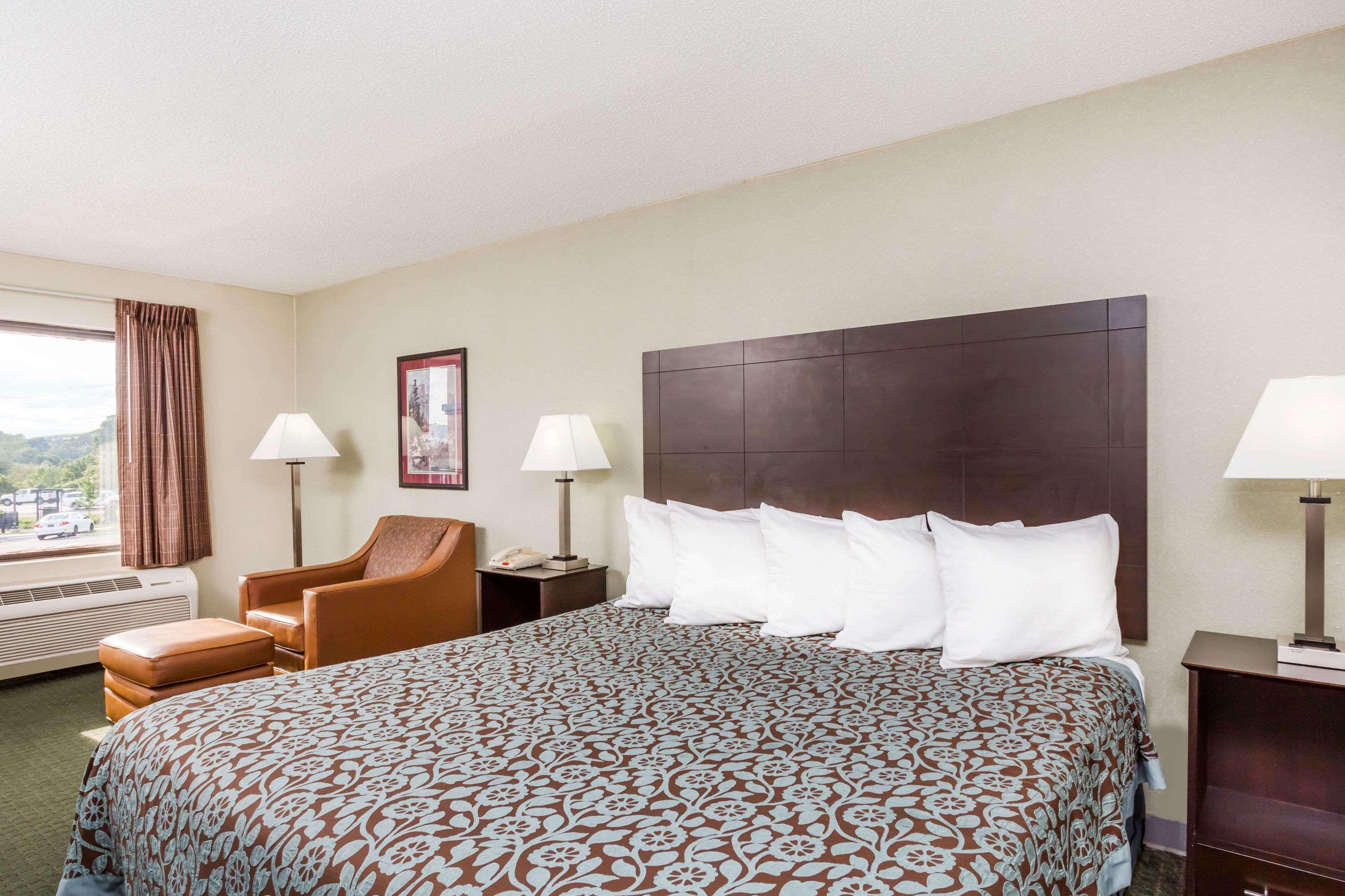 Days Inn By Wyndham Hendersonville Exterior photo