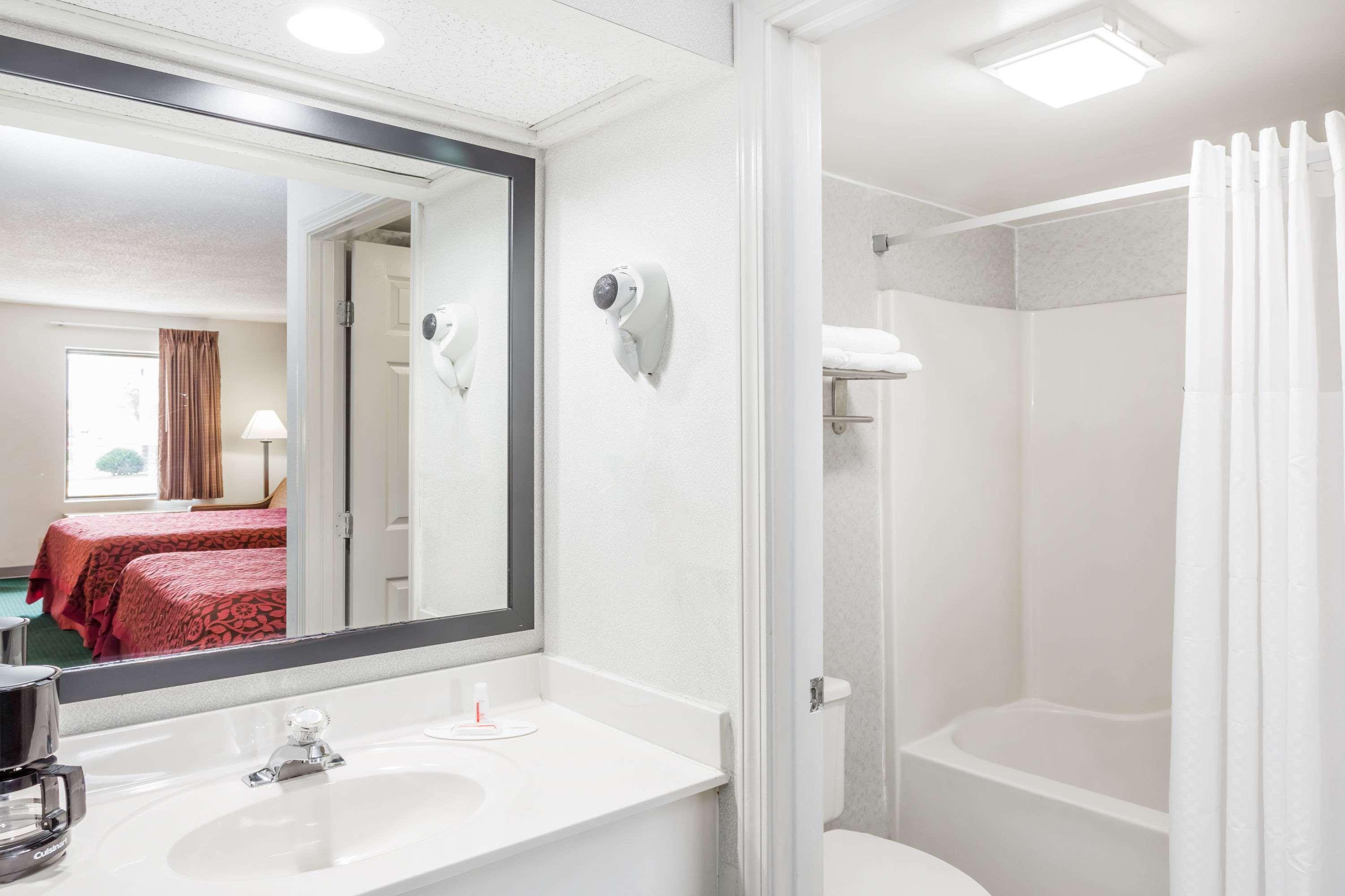 Days Inn By Wyndham Hendersonville Exterior photo
