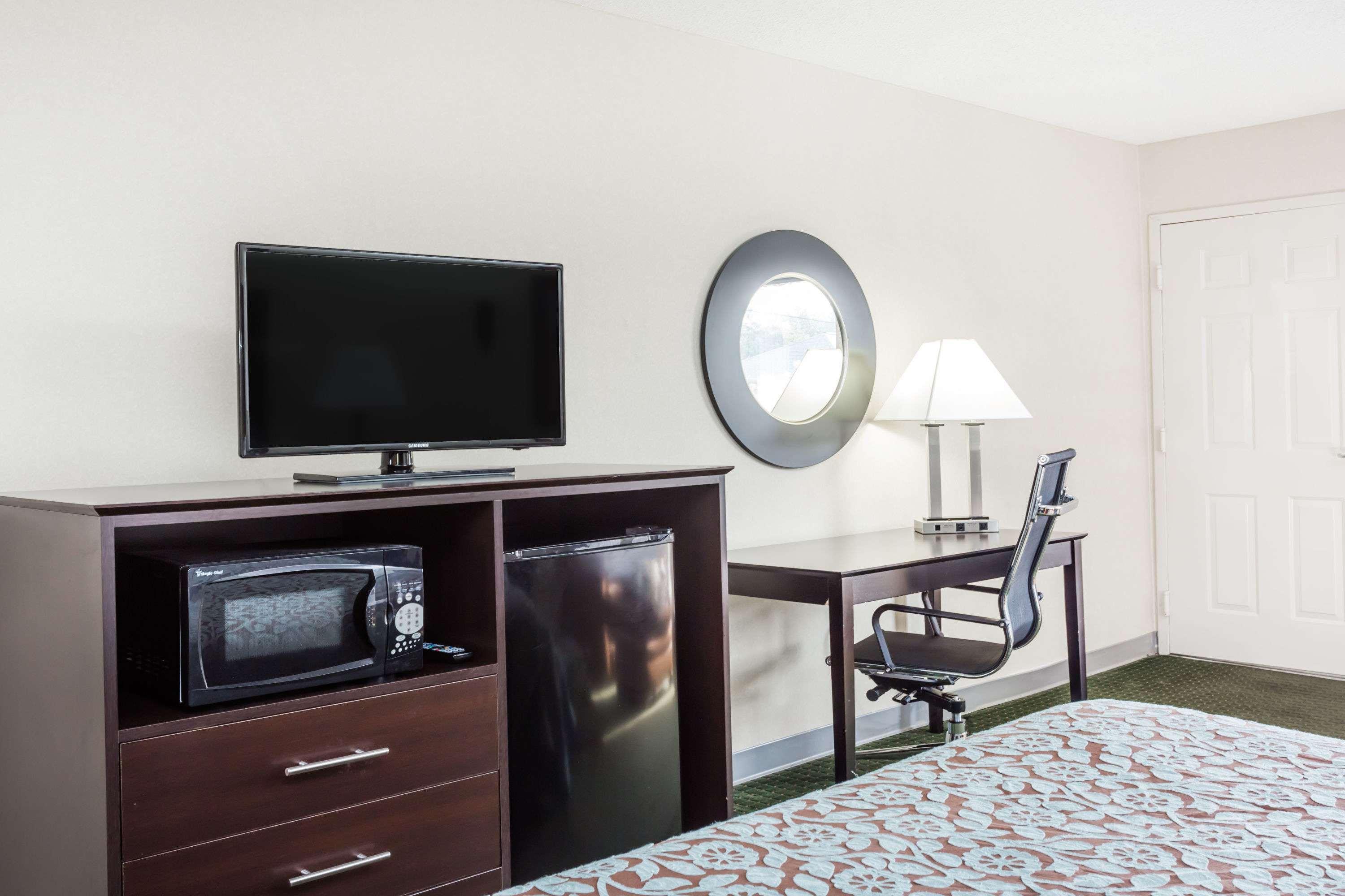 Days Inn By Wyndham Hendersonville Exterior photo