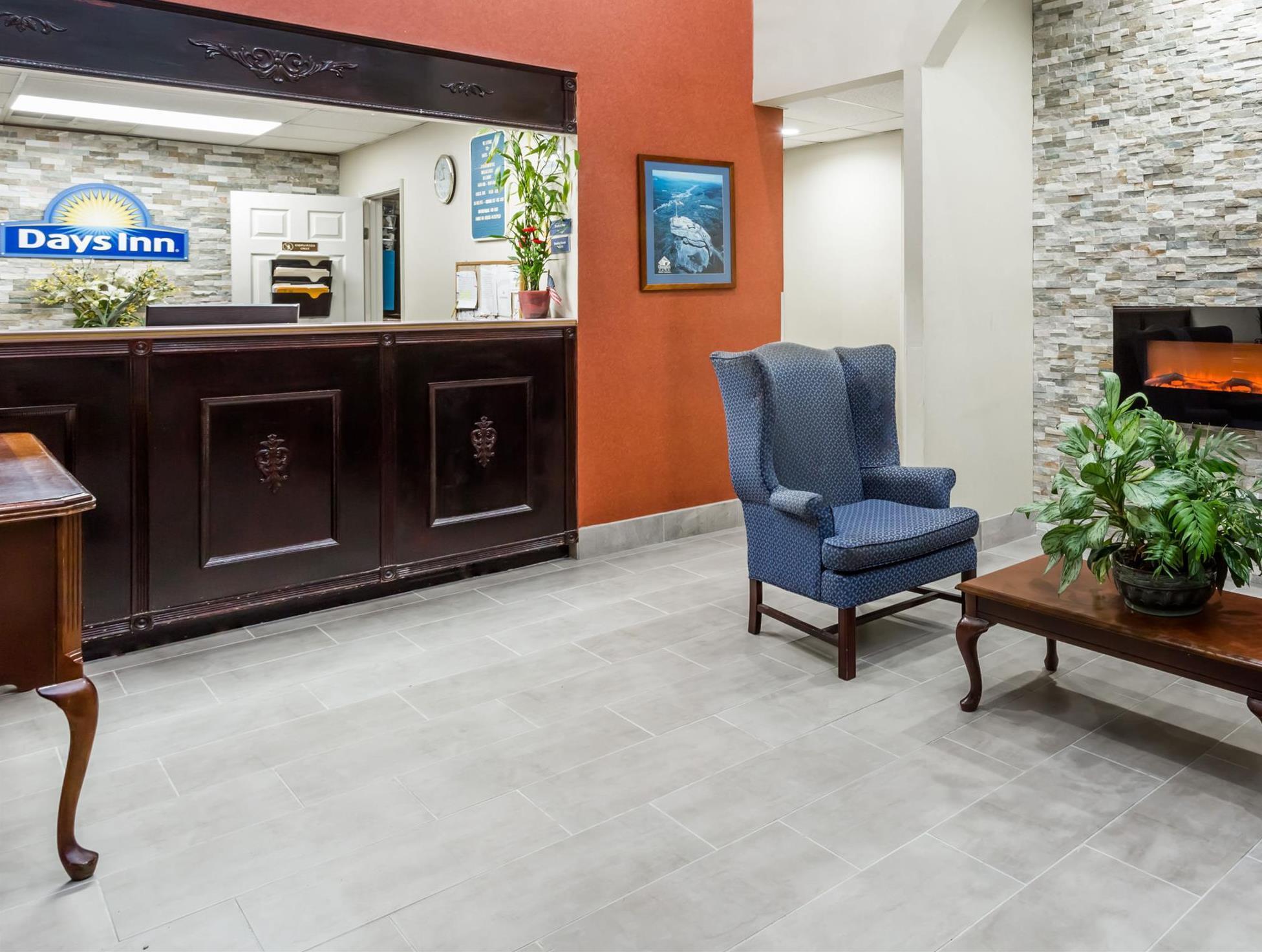 Days Inn By Wyndham Hendersonville Exterior photo